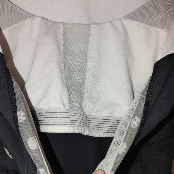Lululemon Built‎ in Bra Tank Black White Sheer Panel Logo Detail Size 4 - Picture 7 of 7